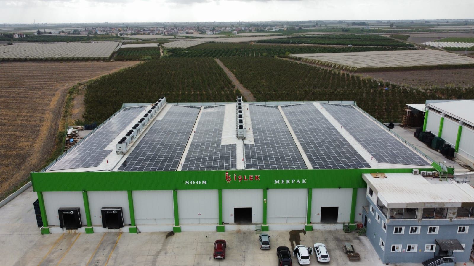 İşlek GES: fabrika çatısına kurulu güneş panelleri ve tesis girişi