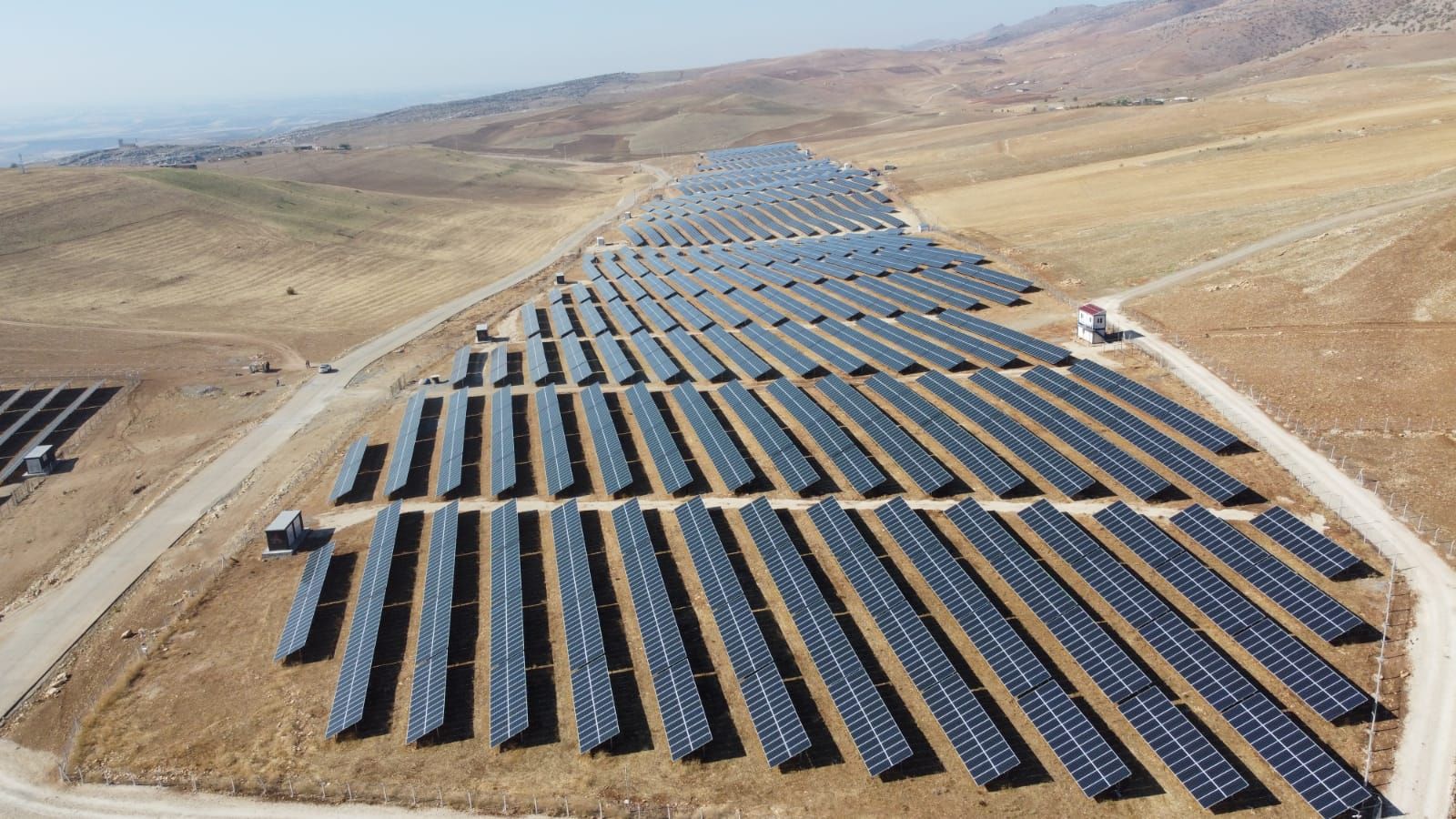 Araziye kurulu güneş enerjisi santrali, havadan görünüm