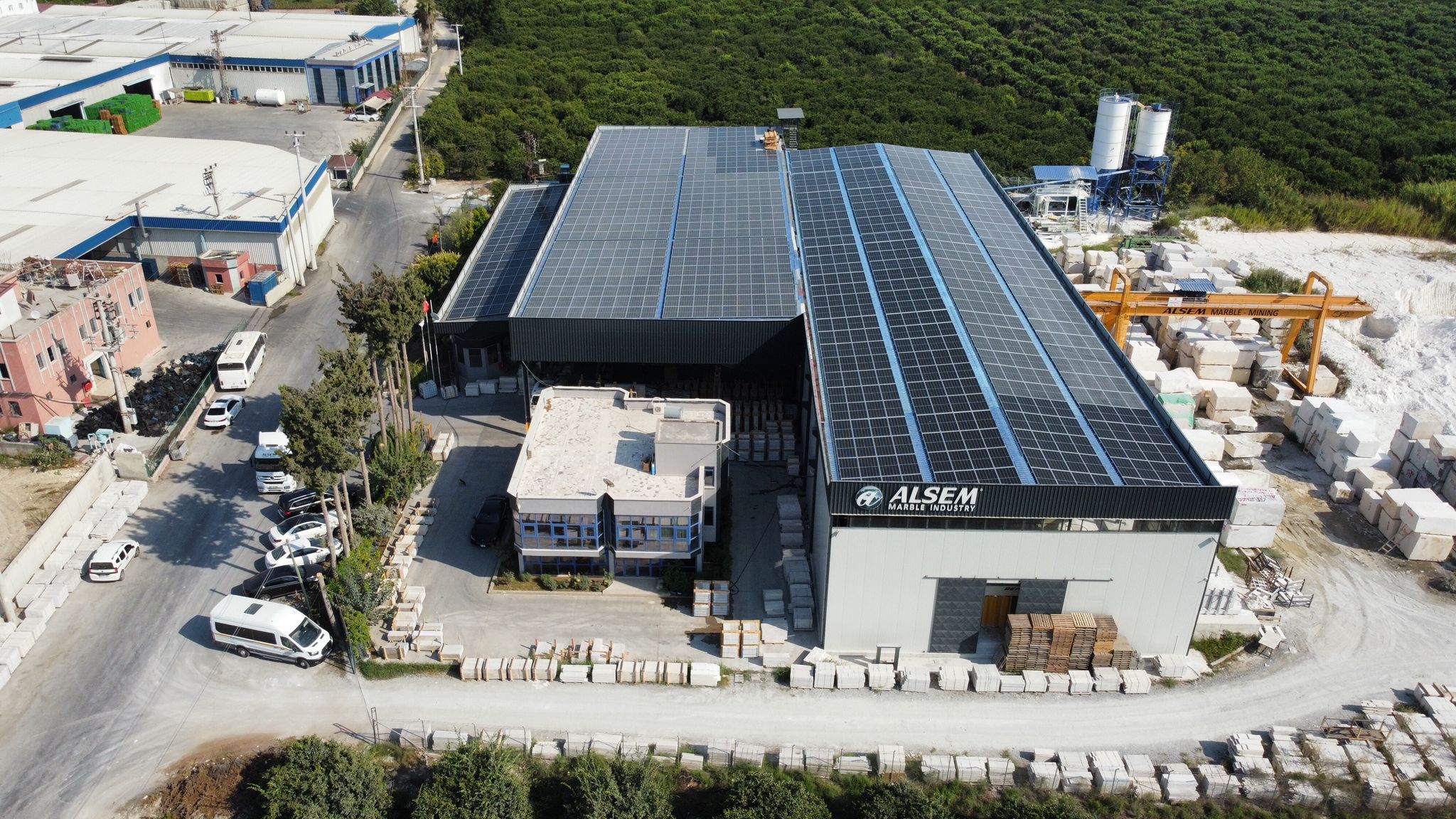 Alsem Mermer tesisinin çatısına kurulu güneş enerjisi santrali, havadan görünüm